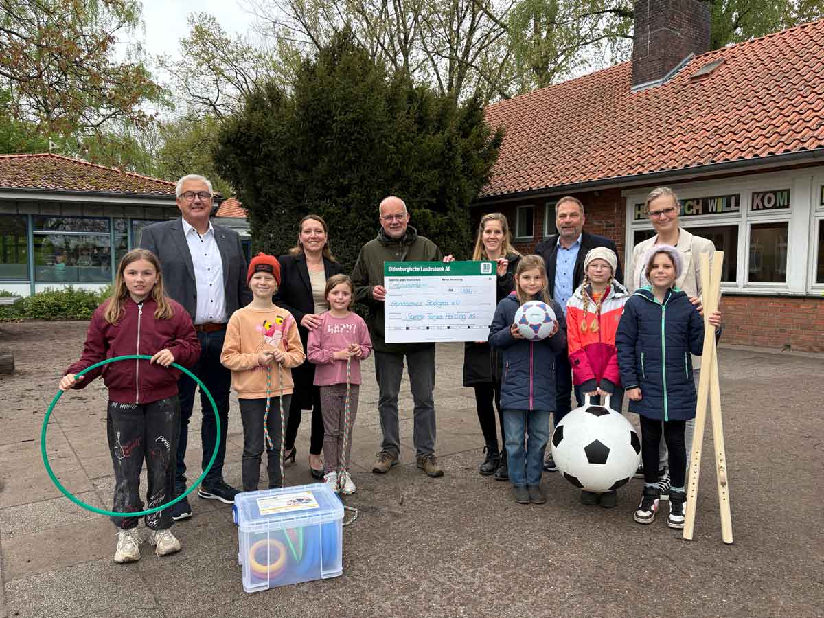 Tönjes unterstützt Grundschule Stickgras: Neue Spielgeräte für mehr Pausenspaß trotz Baustelle